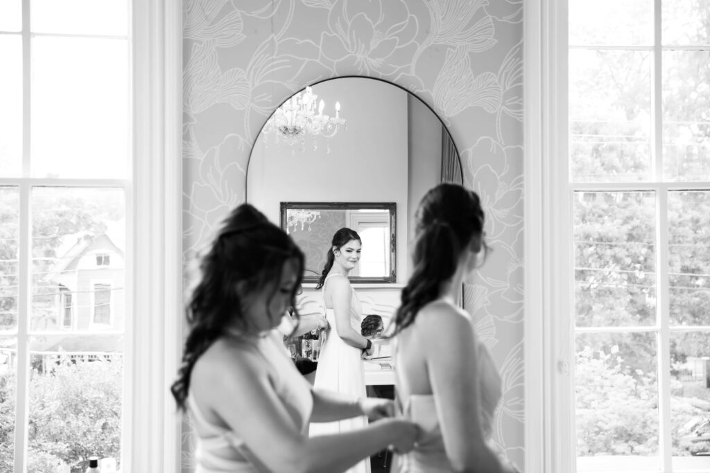 bridesmaids getting ready by Magdalena Stefanek Photography